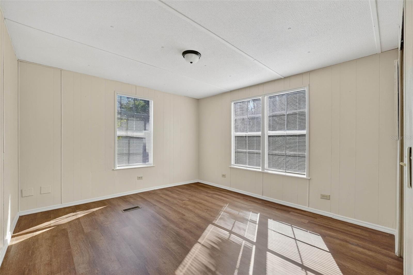 Image 31 of 66 For 827 Indian Bluff