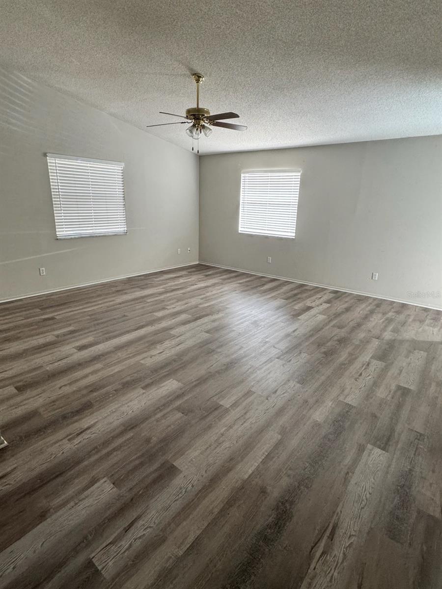 Image 3 of 6 For 190 Rebecca Drive Ne