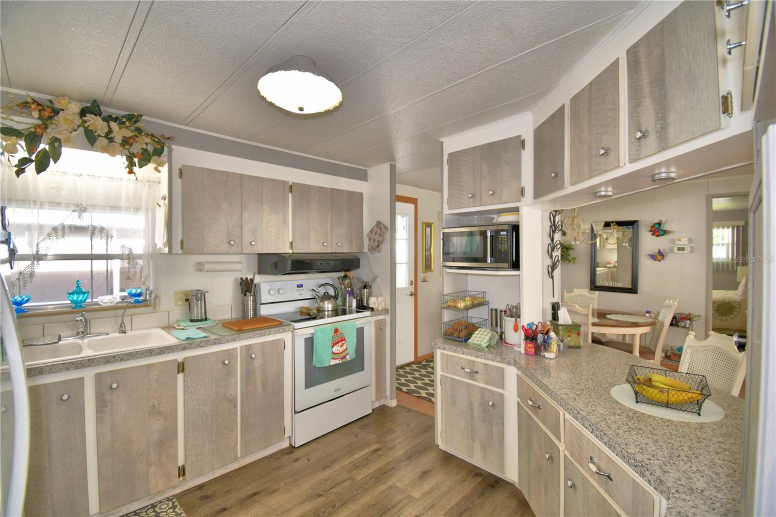 Image 16 of 56 For 123 Holiday Lane