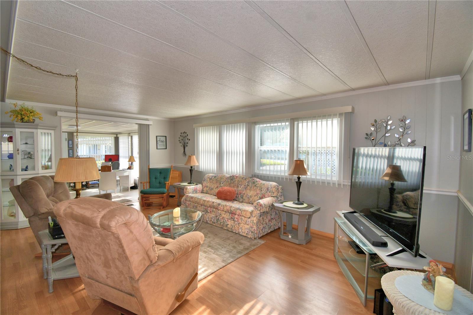 Image 18 of 56 For 123 Holiday Lane