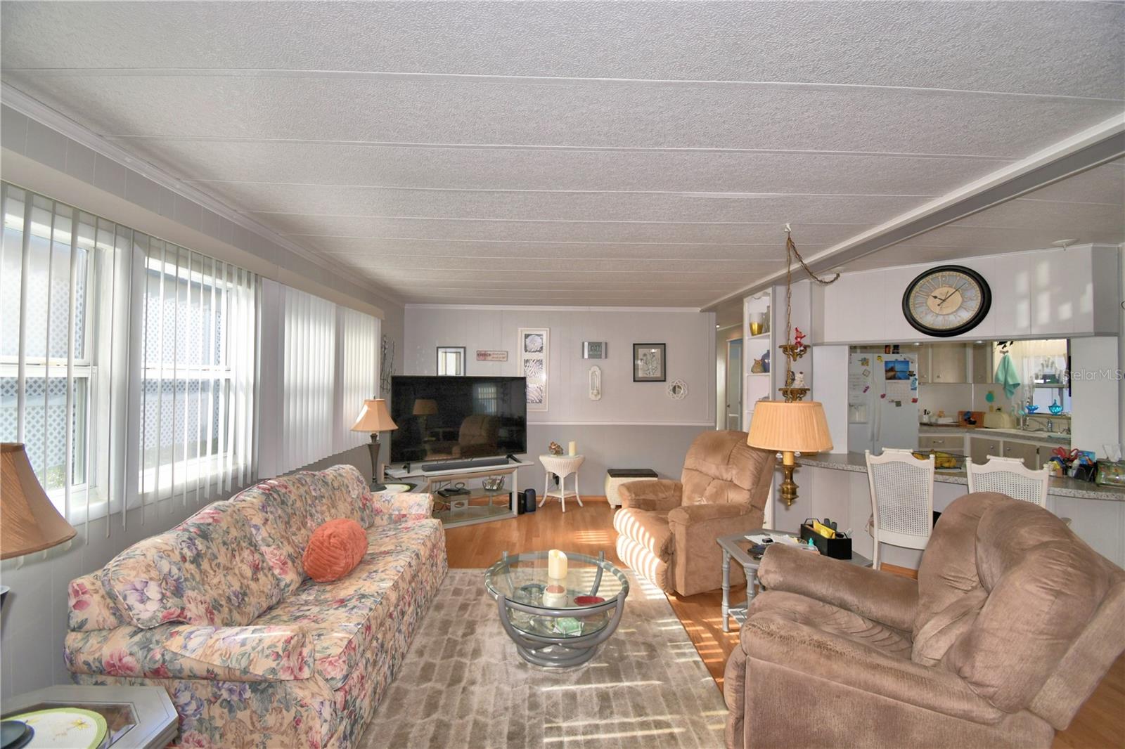 Image 20 of 56 For 123 Holiday Lane