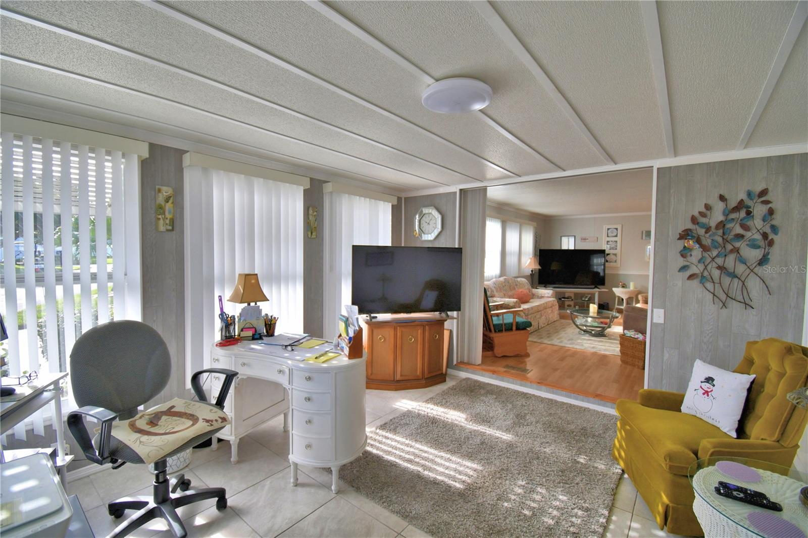 Image 24 of 56 For 123 Holiday Lane