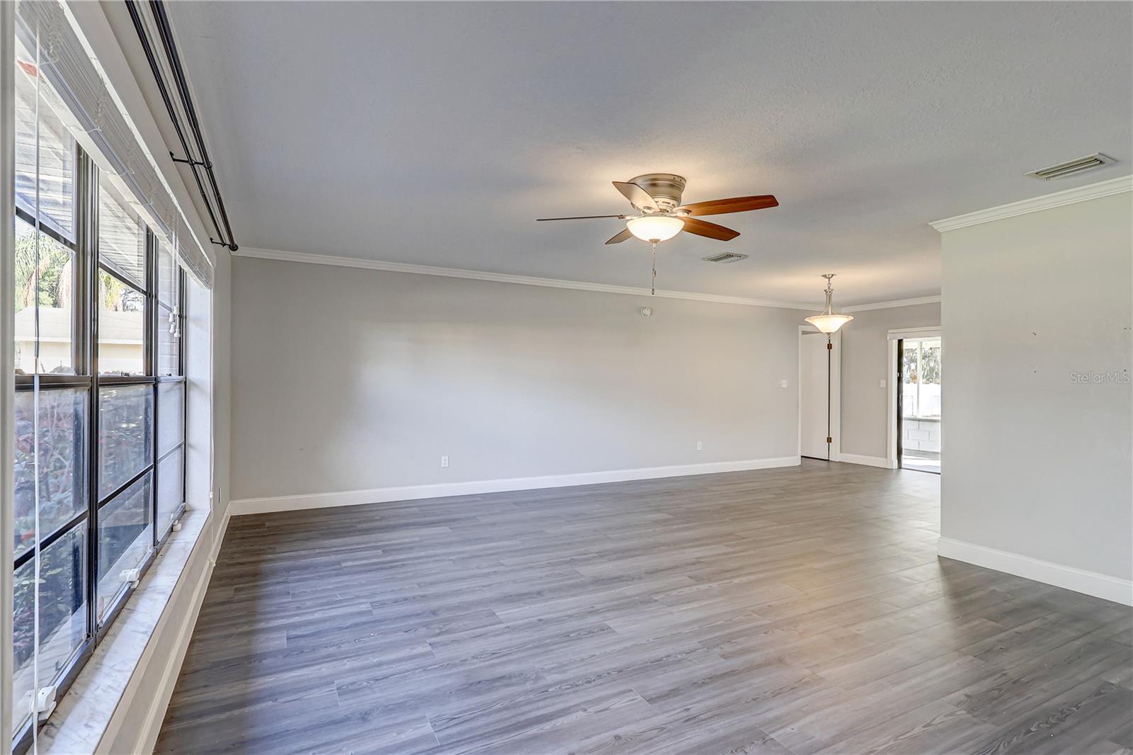 Image 20 of 47 For 544 Coleman Drive W