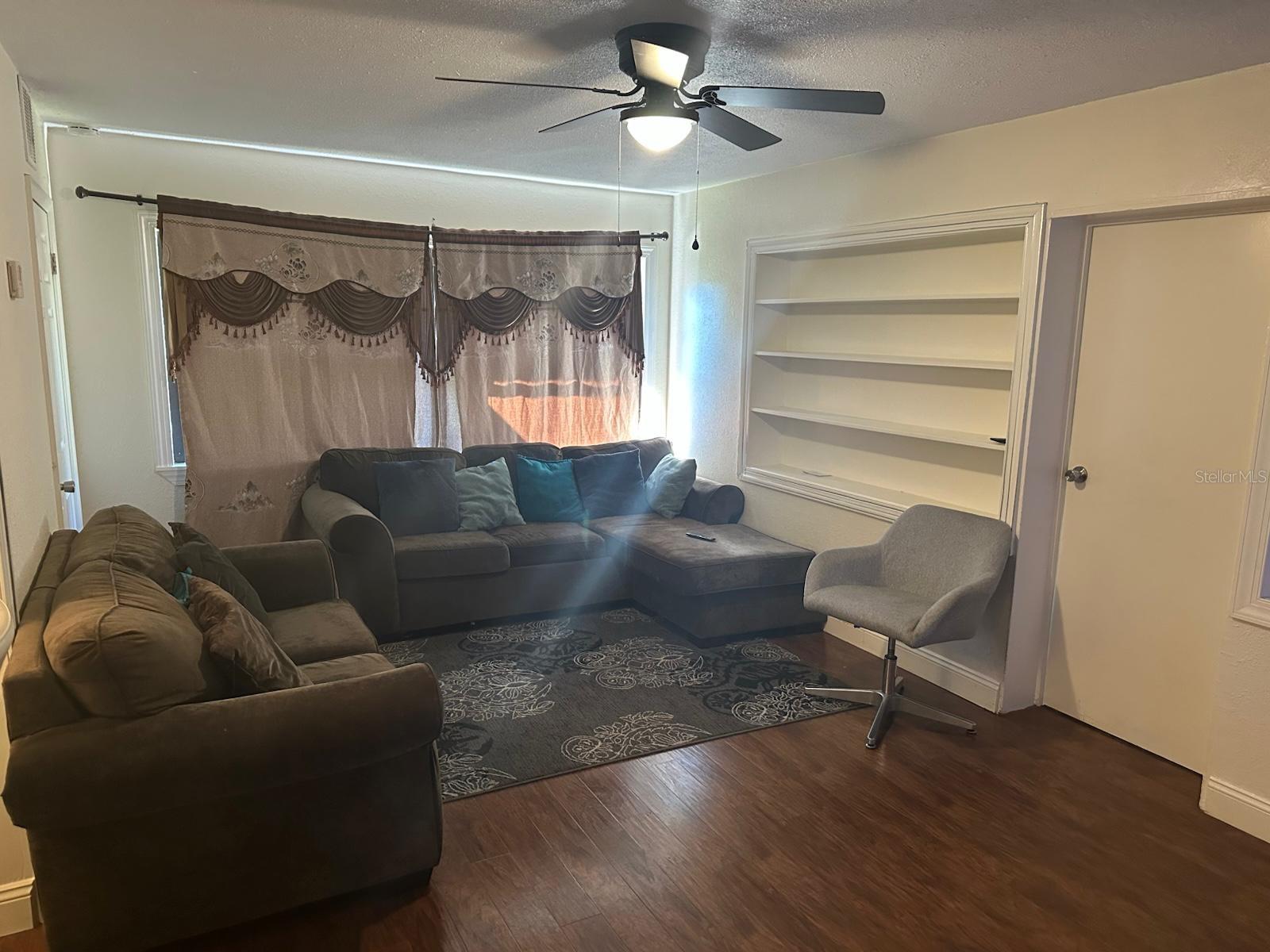 Image 5 of 27 For 607 Avenue E Se