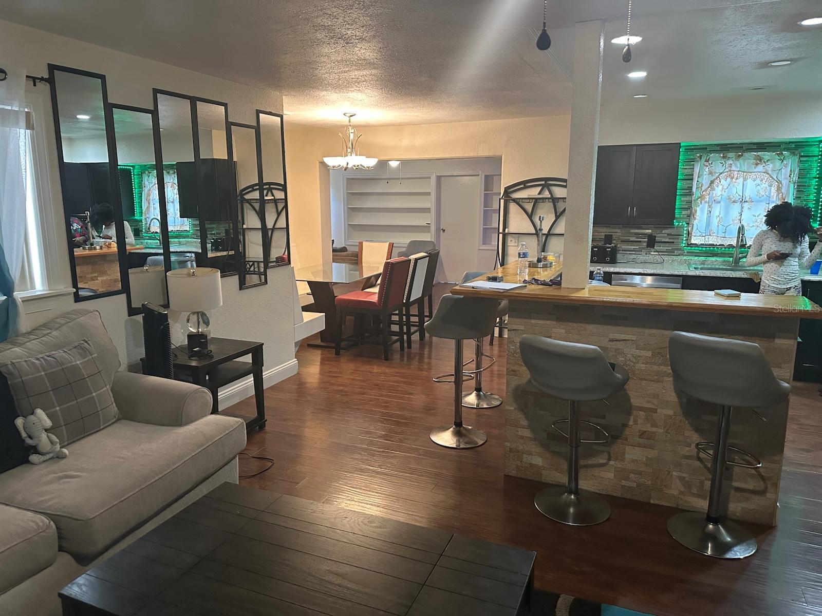 Image 6 of 27 For 607 Avenue E Se