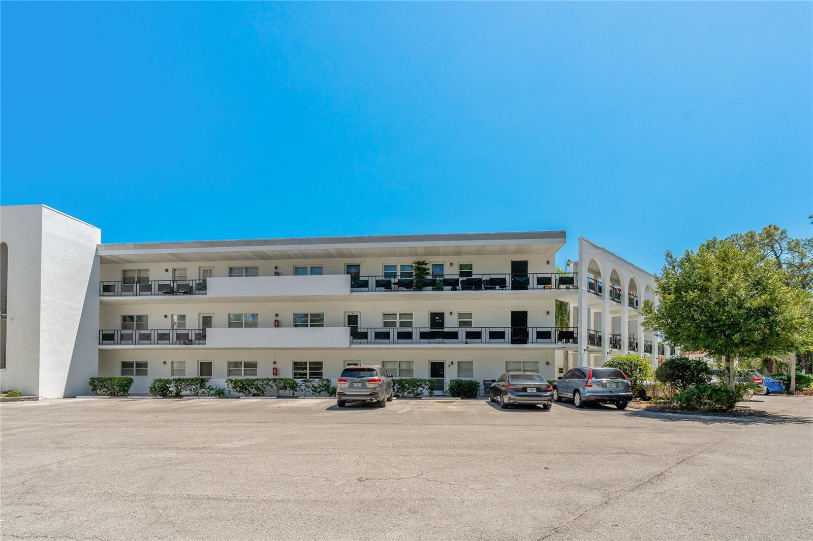 Image 3 of 48 For 100 El Camino Dr  309