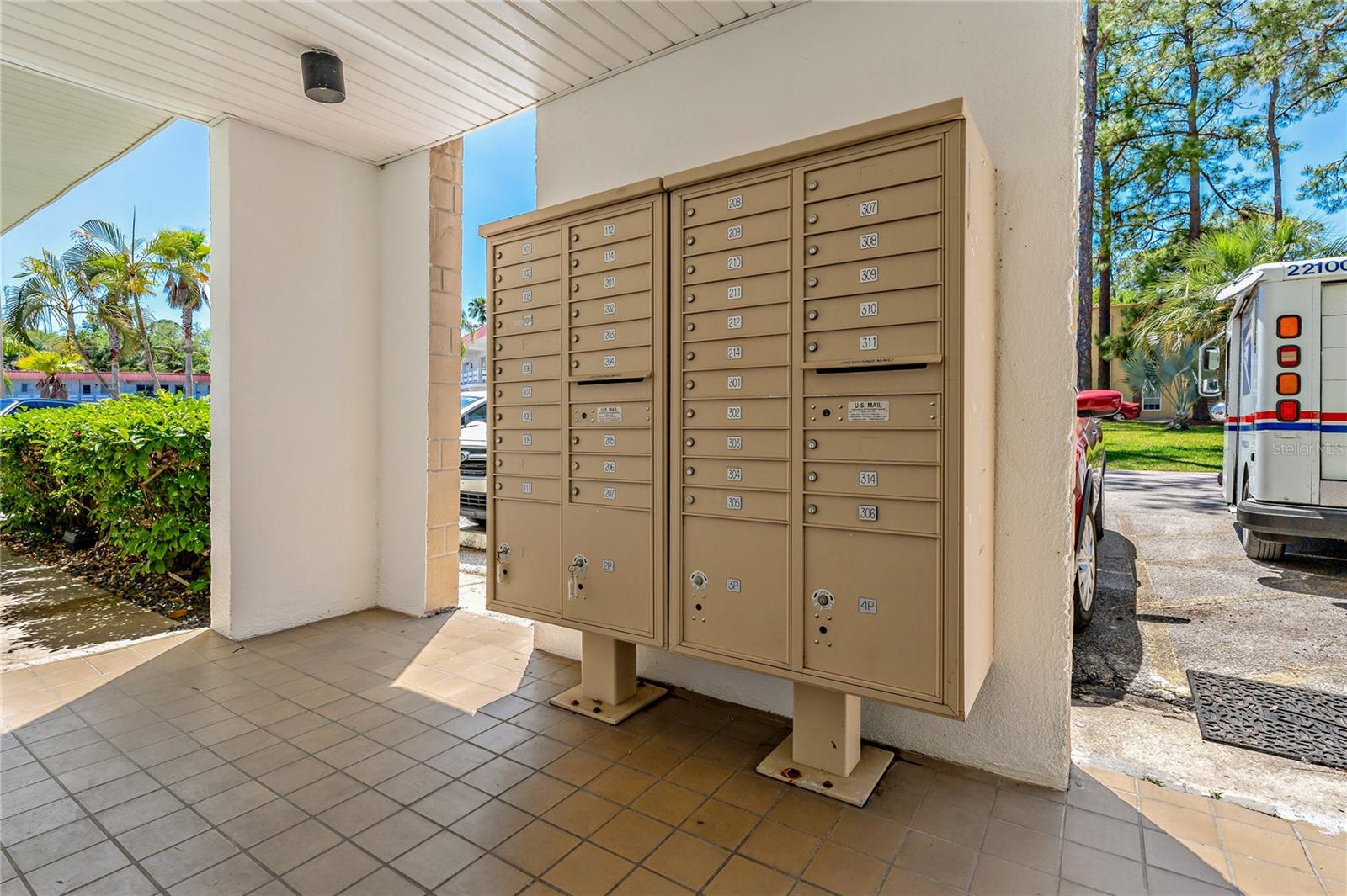 Image 32 of 48 For 100 El Camino Dr  309