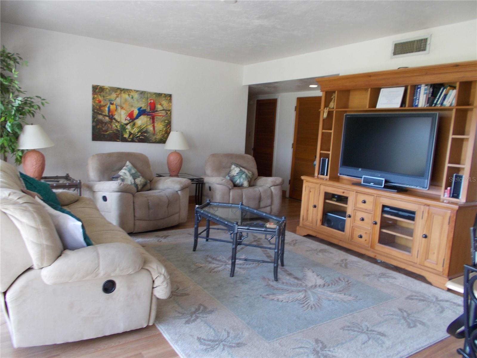 Image 8 of 23 For 543 Maple Leaf Court 543