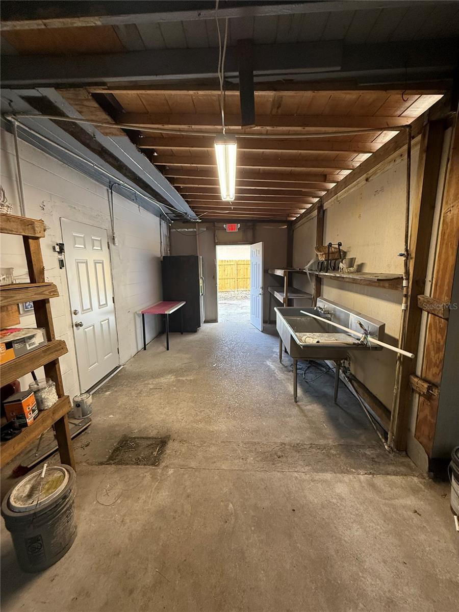 Listing photo id 14 for 2595 Avenue G Nw