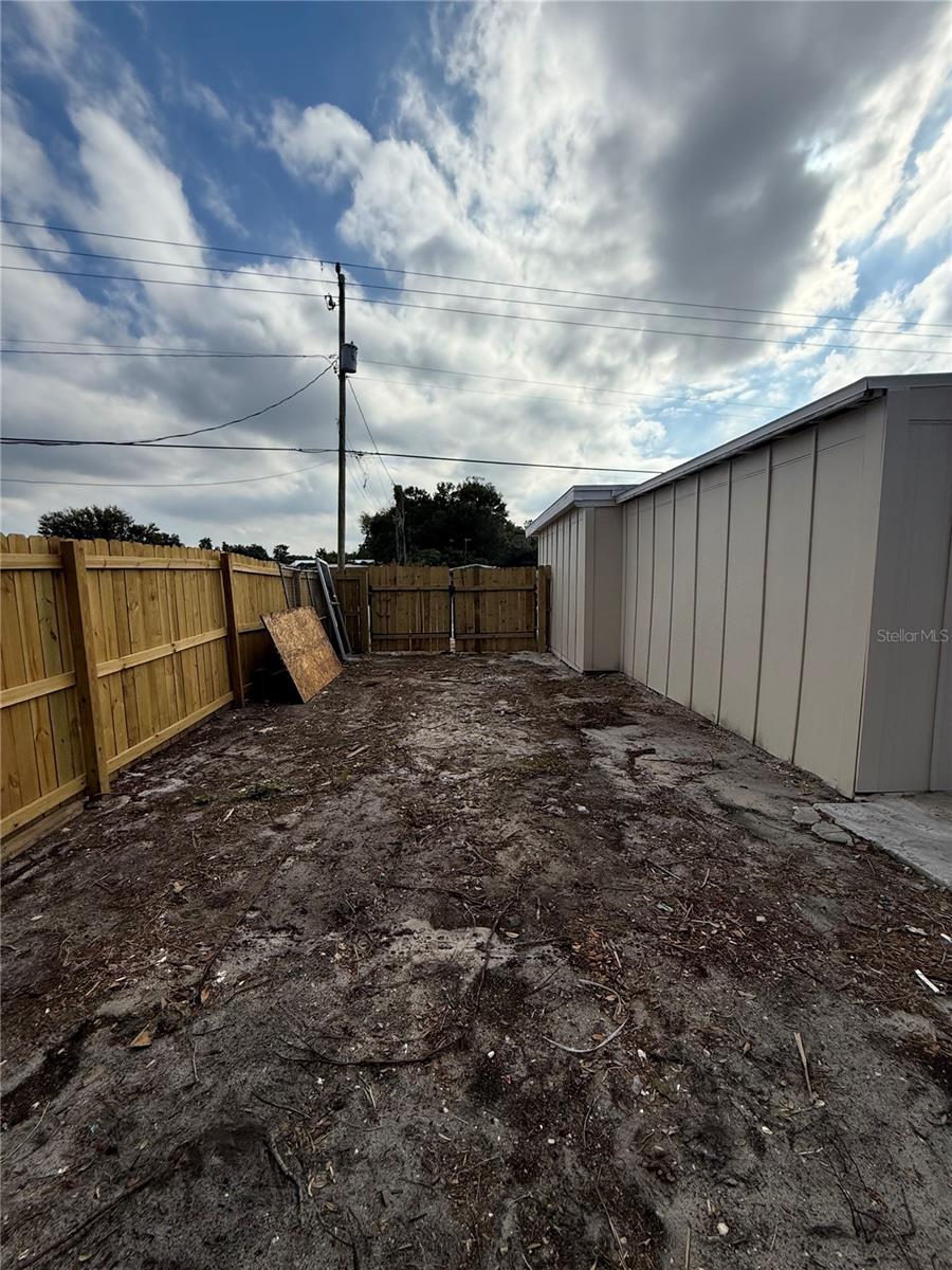 Listing photo id 18 for 2595 Avenue G Nw