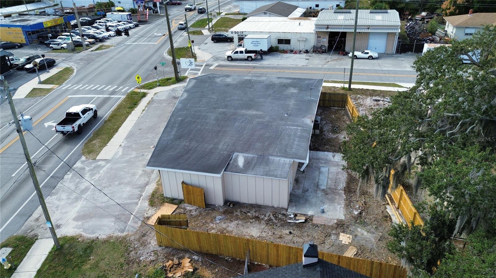 Listing photo id 2 for 2595 Avenue G Nw