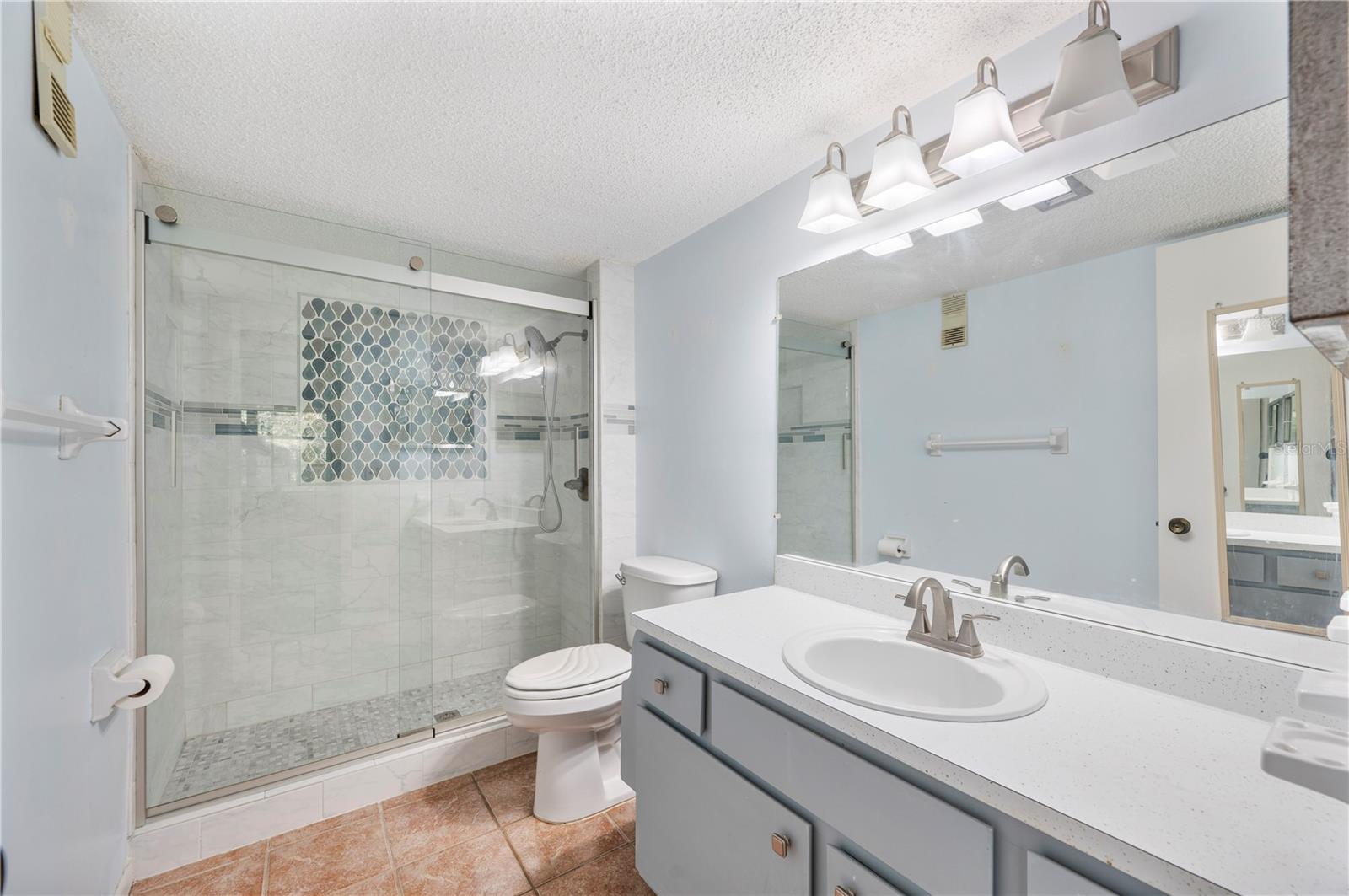 Image 20 of 32 For 400 El Camino Drive 202