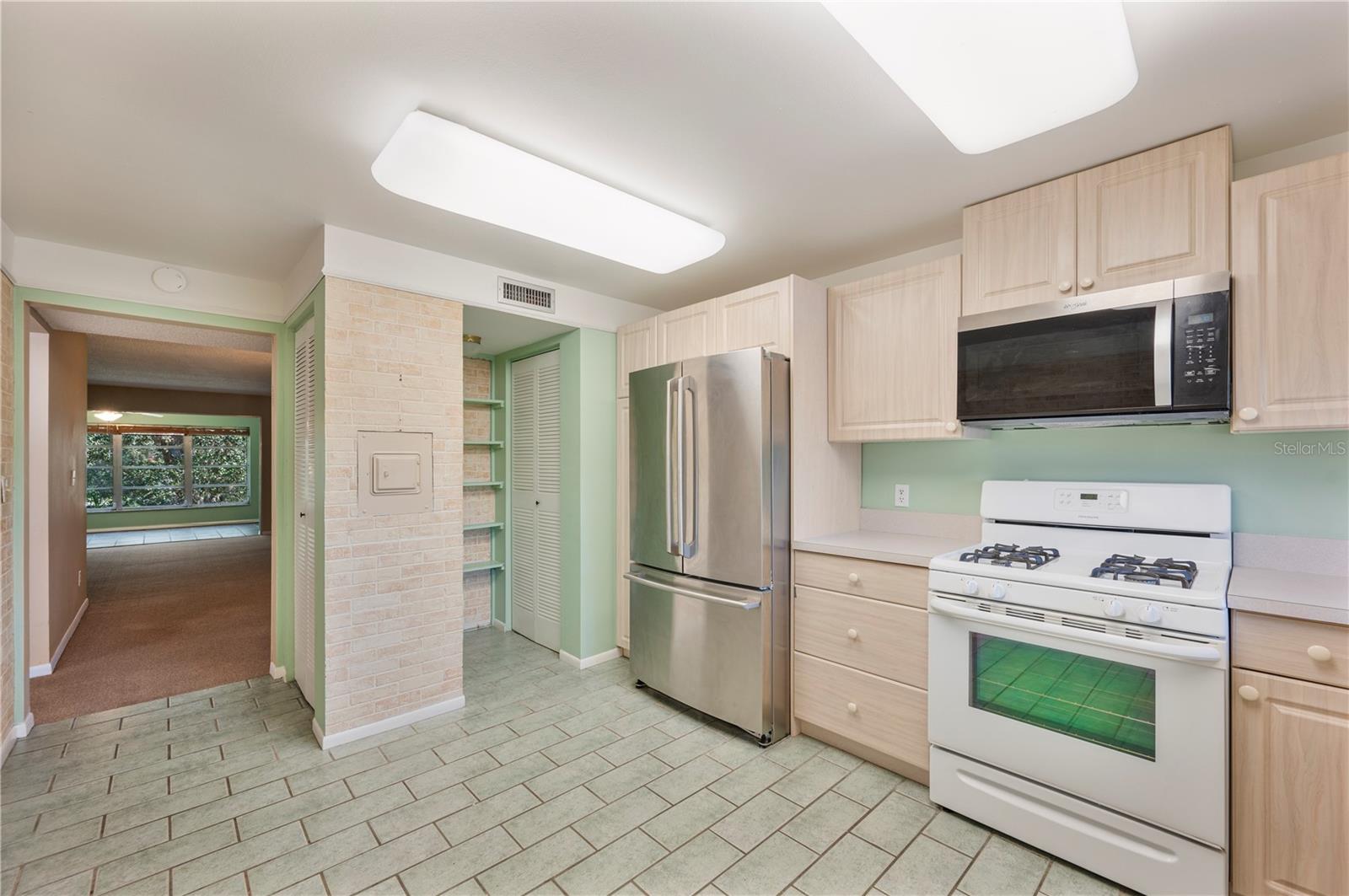 Image 5 of 32 For 400 El Camino Drive 202