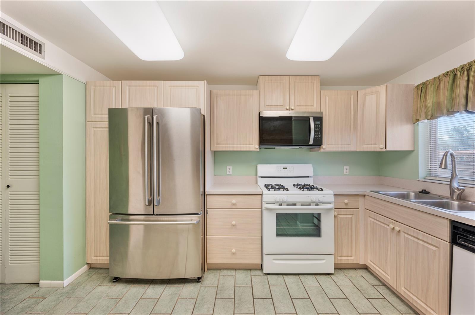 Image 6 of 32 For 400 El Camino Drive 202