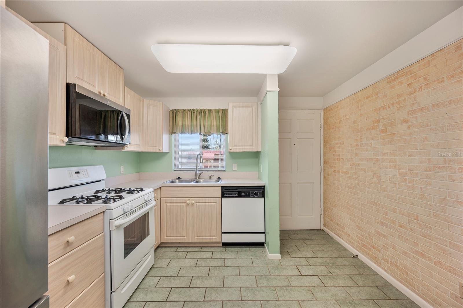 Image 7 of 32 For 400 El Camino Drive 202