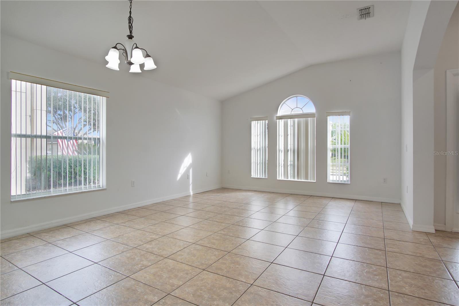 Image 12 of 37 For 522 Kildrummy Drive