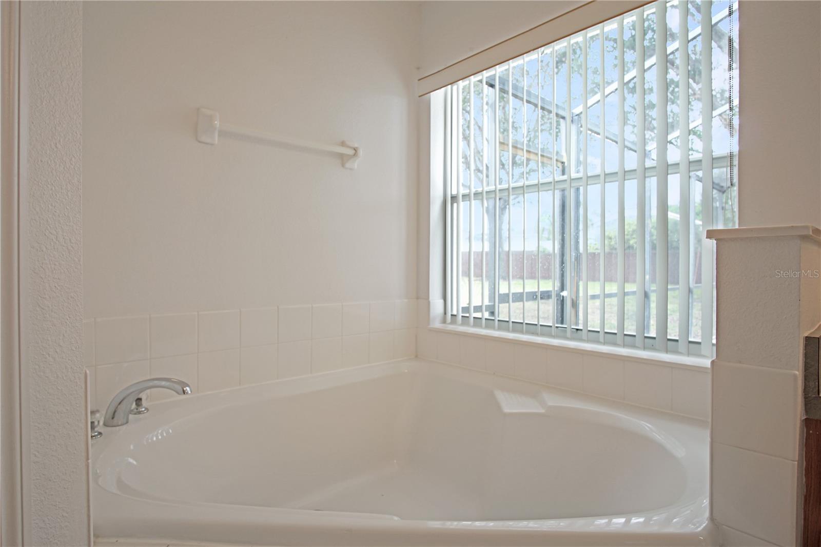 Image 20 of 37 For 522 Kildrummy Drive