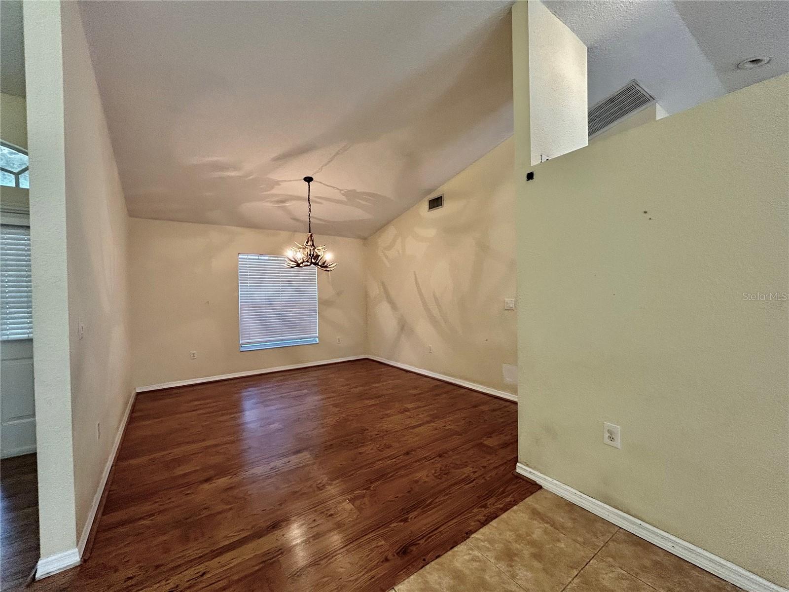 Image 14 of 31 For 475 Heather Court