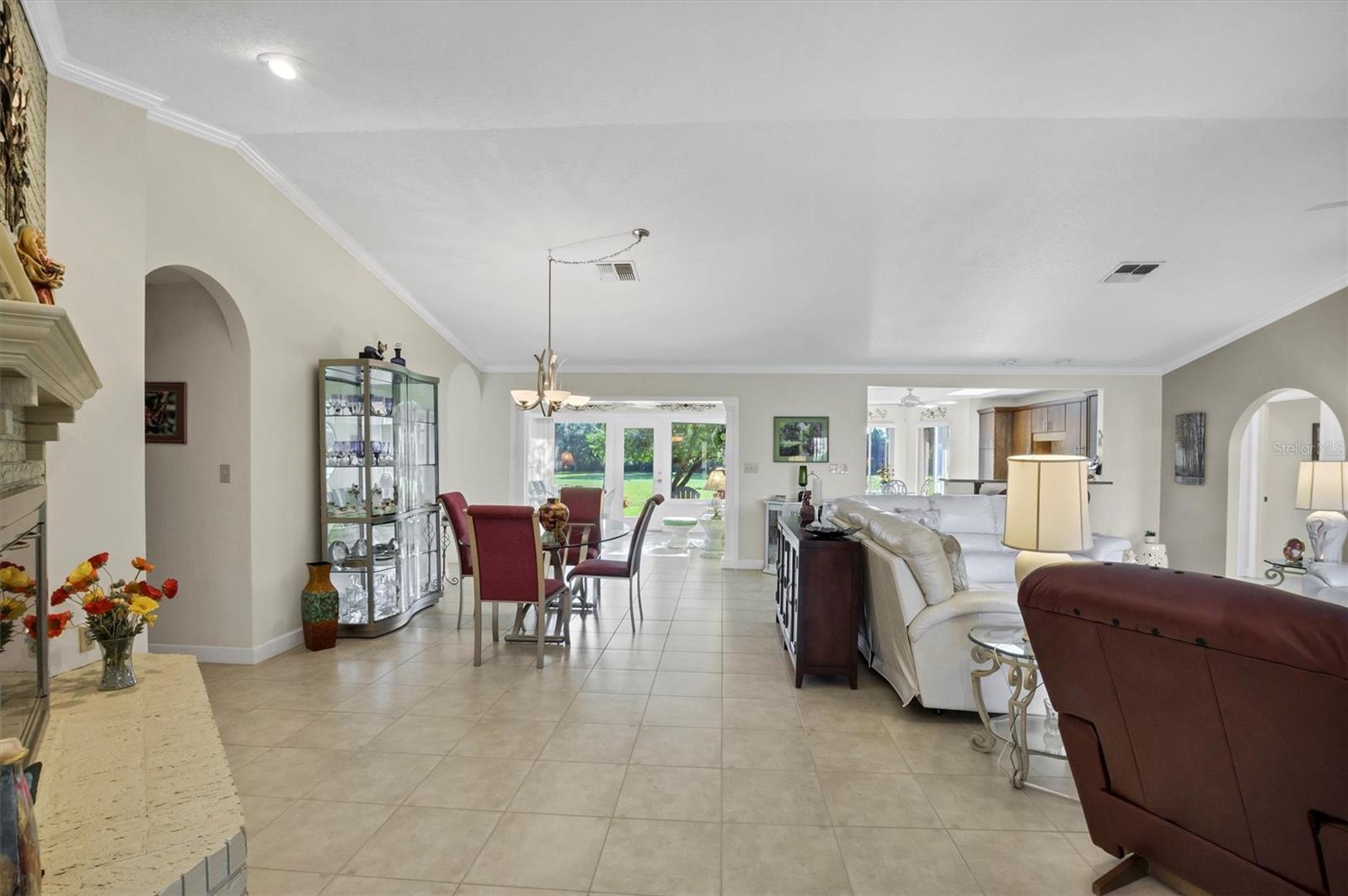 Image 10 of 58 For 517 Clubhouse Drive