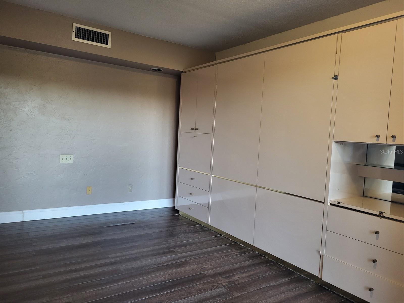 Image 5 of 17 For 3092 Camelot Drive 3092