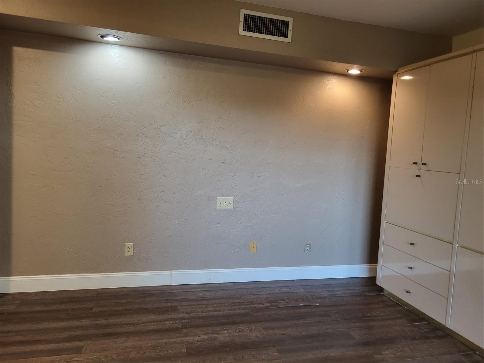 Image 6 of 17 For 3092 Camelot Drive 3092