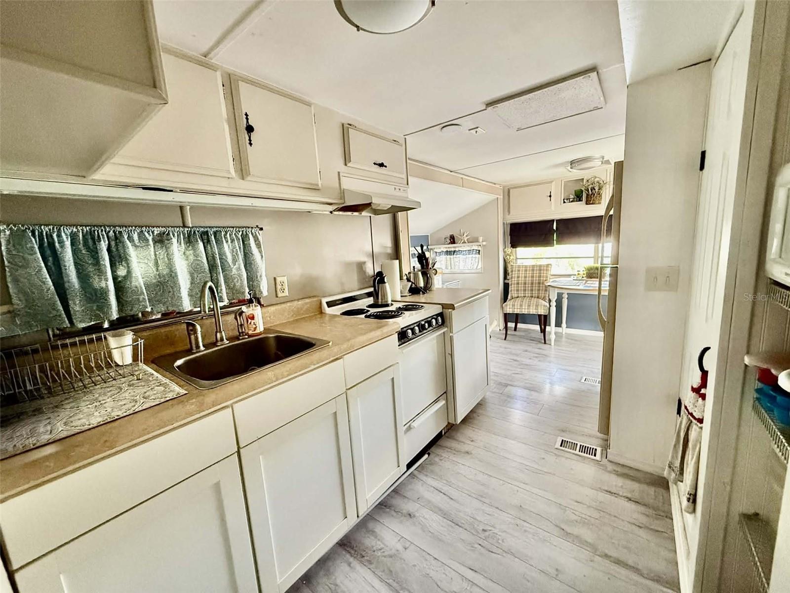 Image 4 of 21 For 7041 Fairview Village Circle