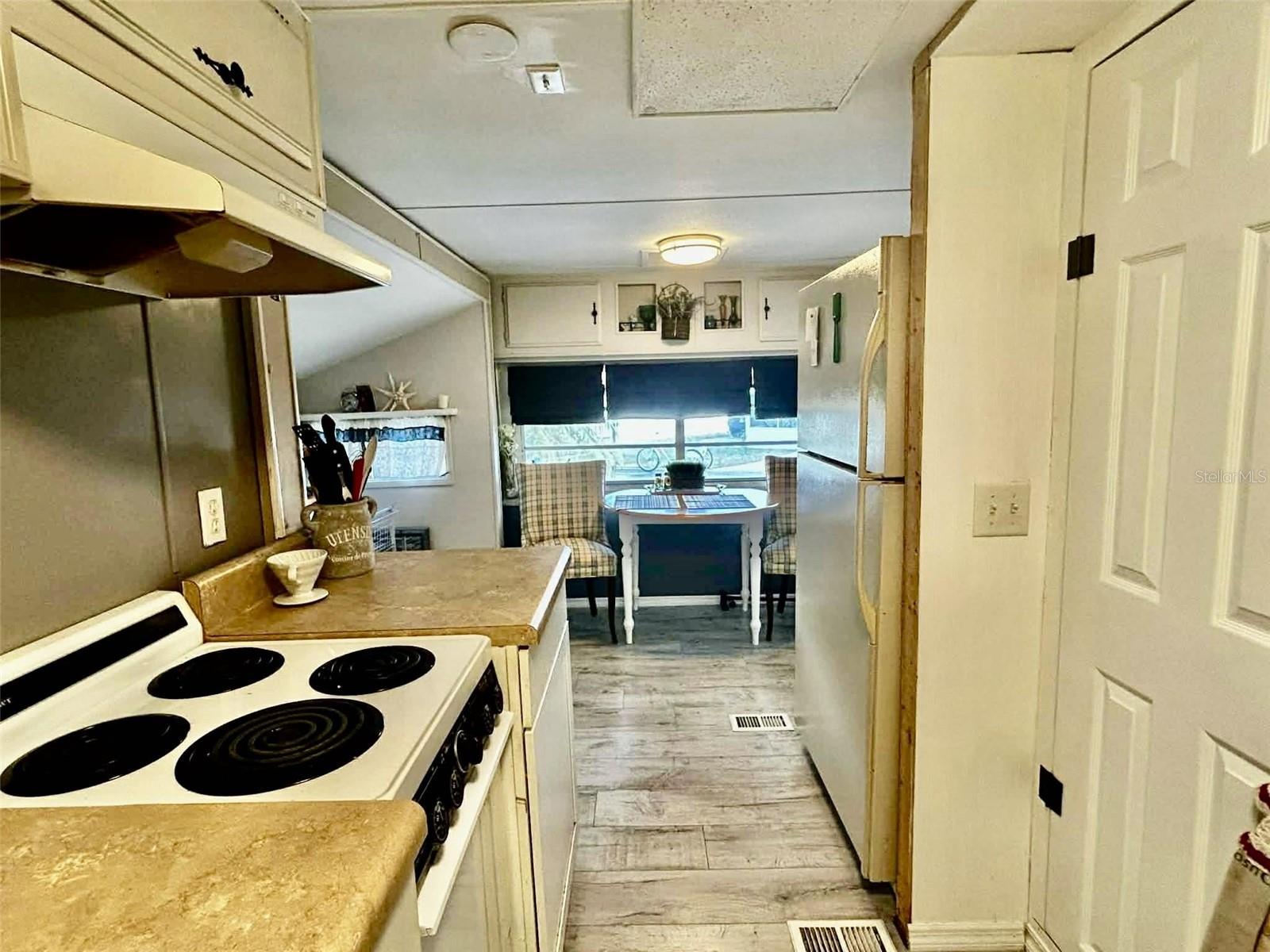 Image 5 of 21 For 7041 Fairview Village Circle