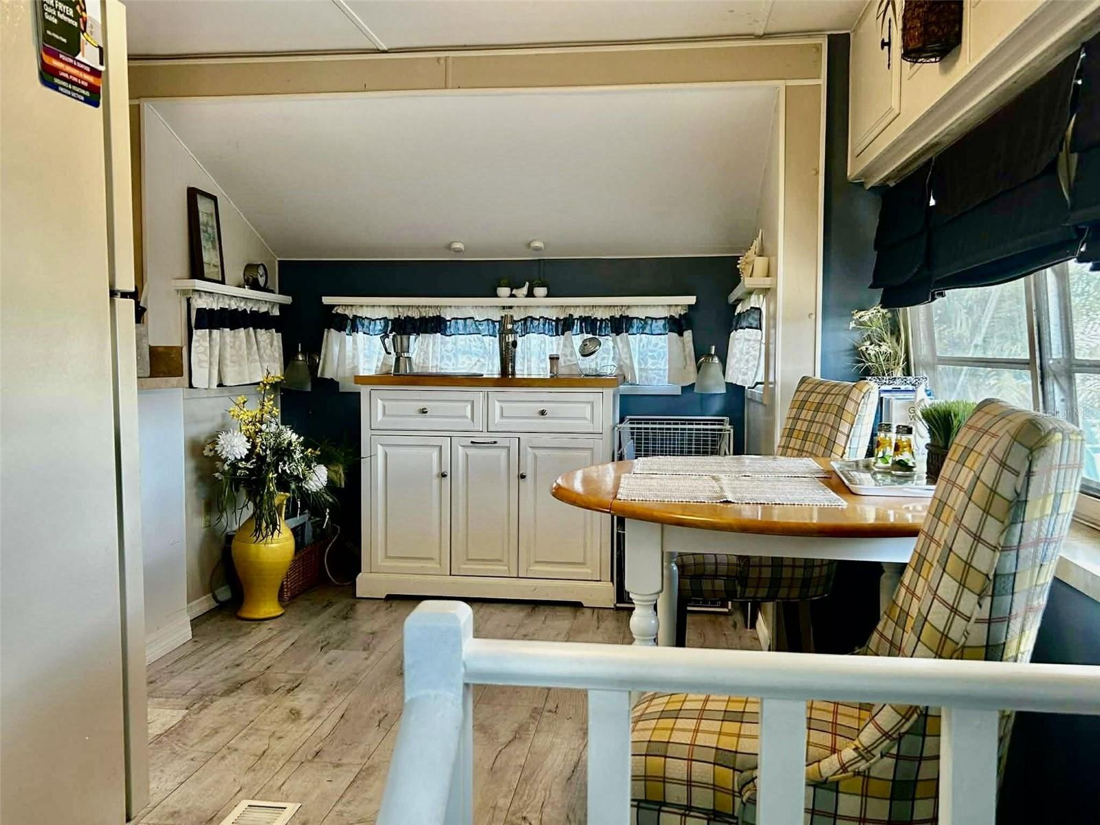 Image 6 of 21 For 7041 Fairview Village Circle