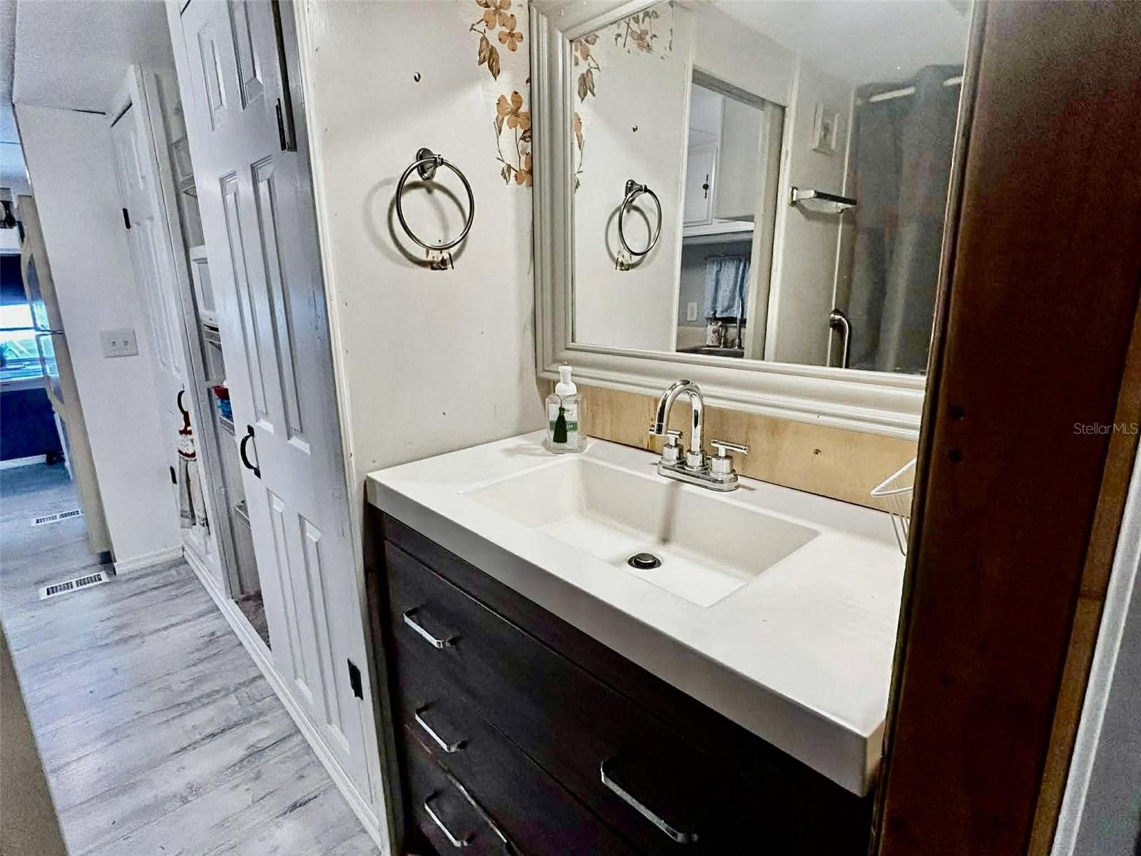 Image 7 of 21 For 7041 Fairview Village Circle