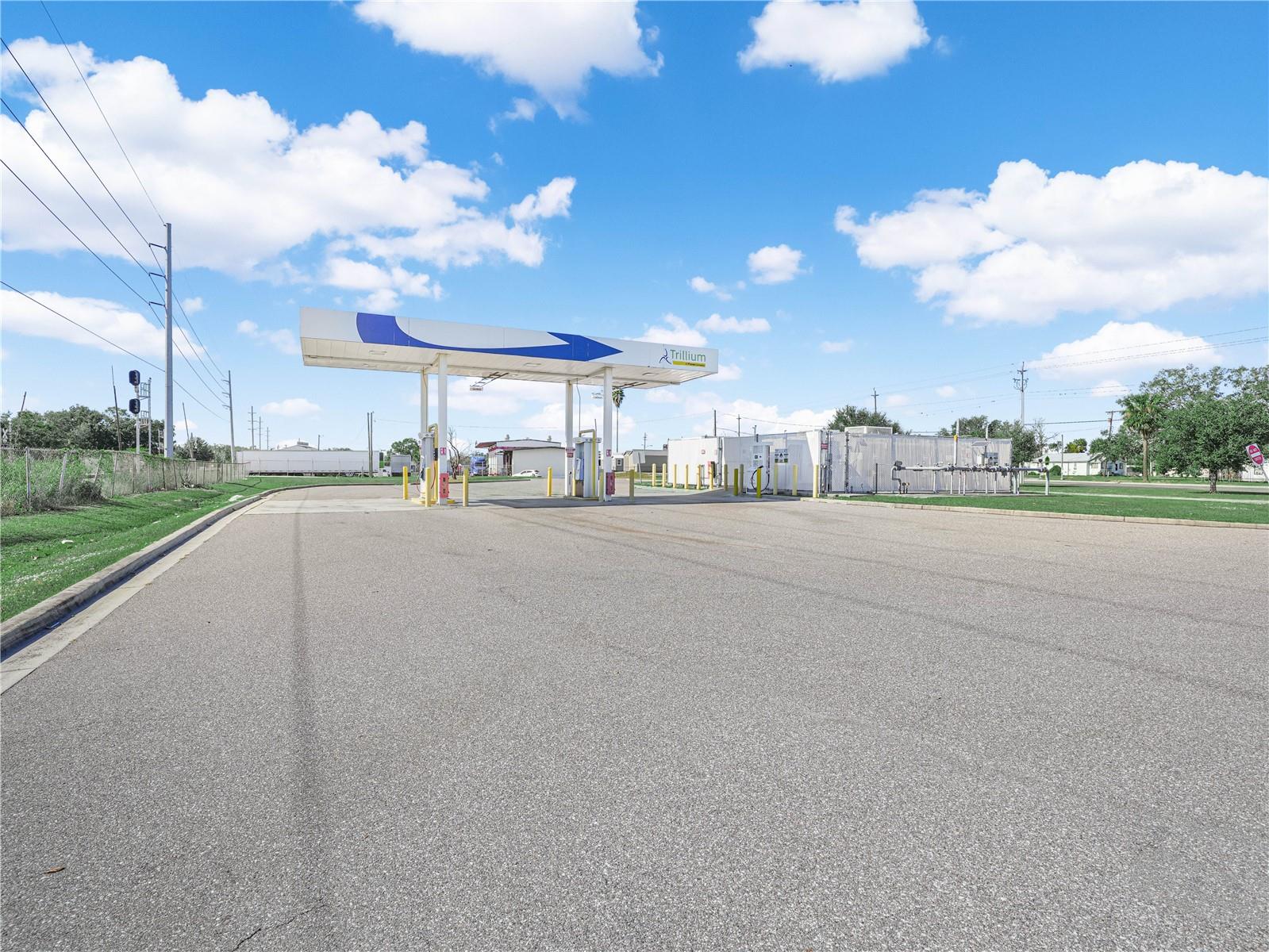 Image 5 of 10 For 1009 Canal Street