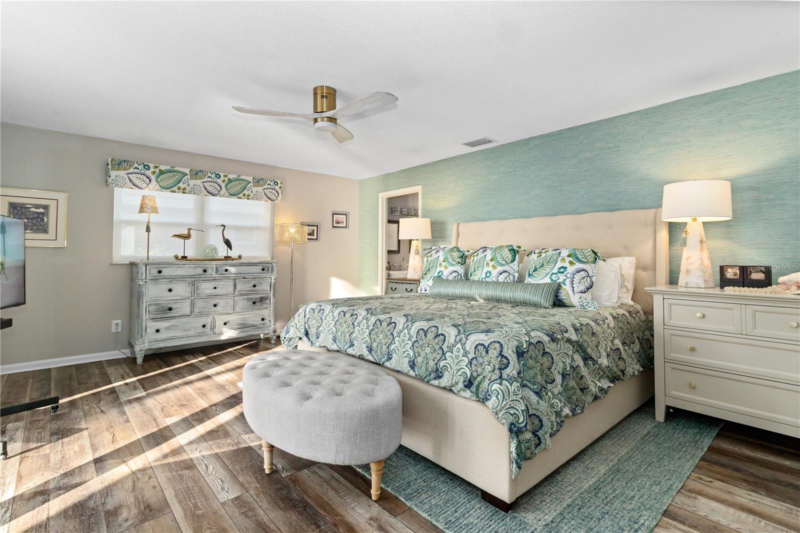 Image 4 of 45 For 601 Lake Pansy Drive Nw