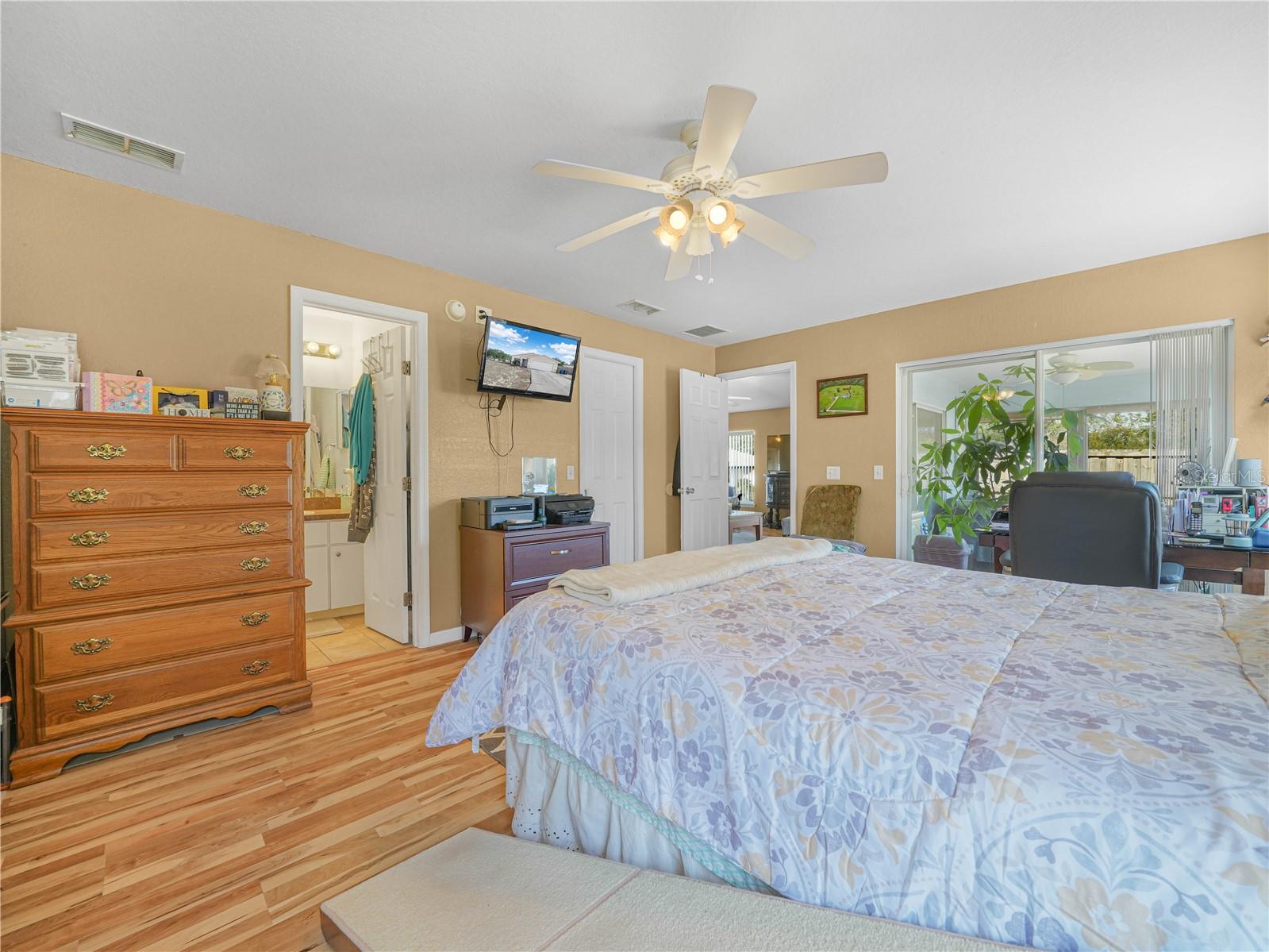 Image 12 of 32 For 726 17th Street Ne