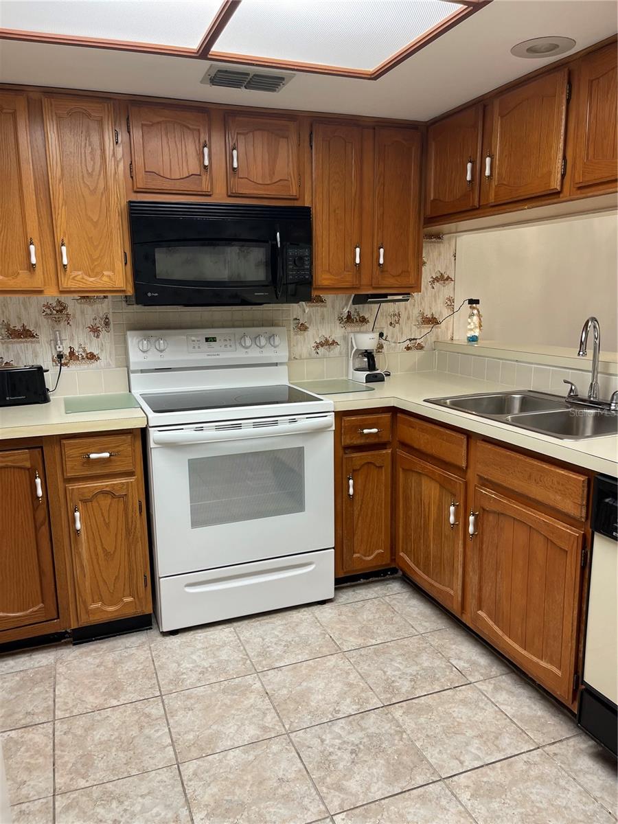 Image 13 of 49 For 39 Kimberly Court