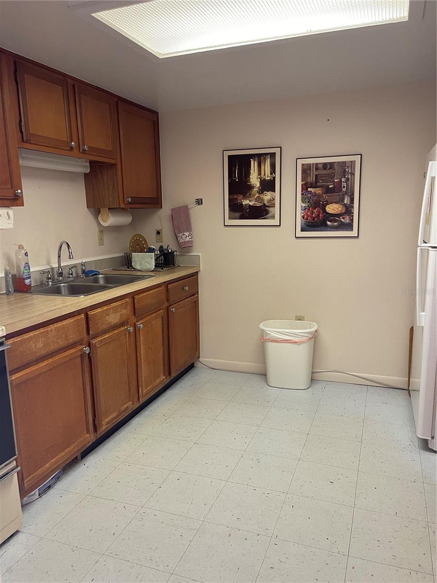 Image 43 of 49 For 39 Kimberly Court