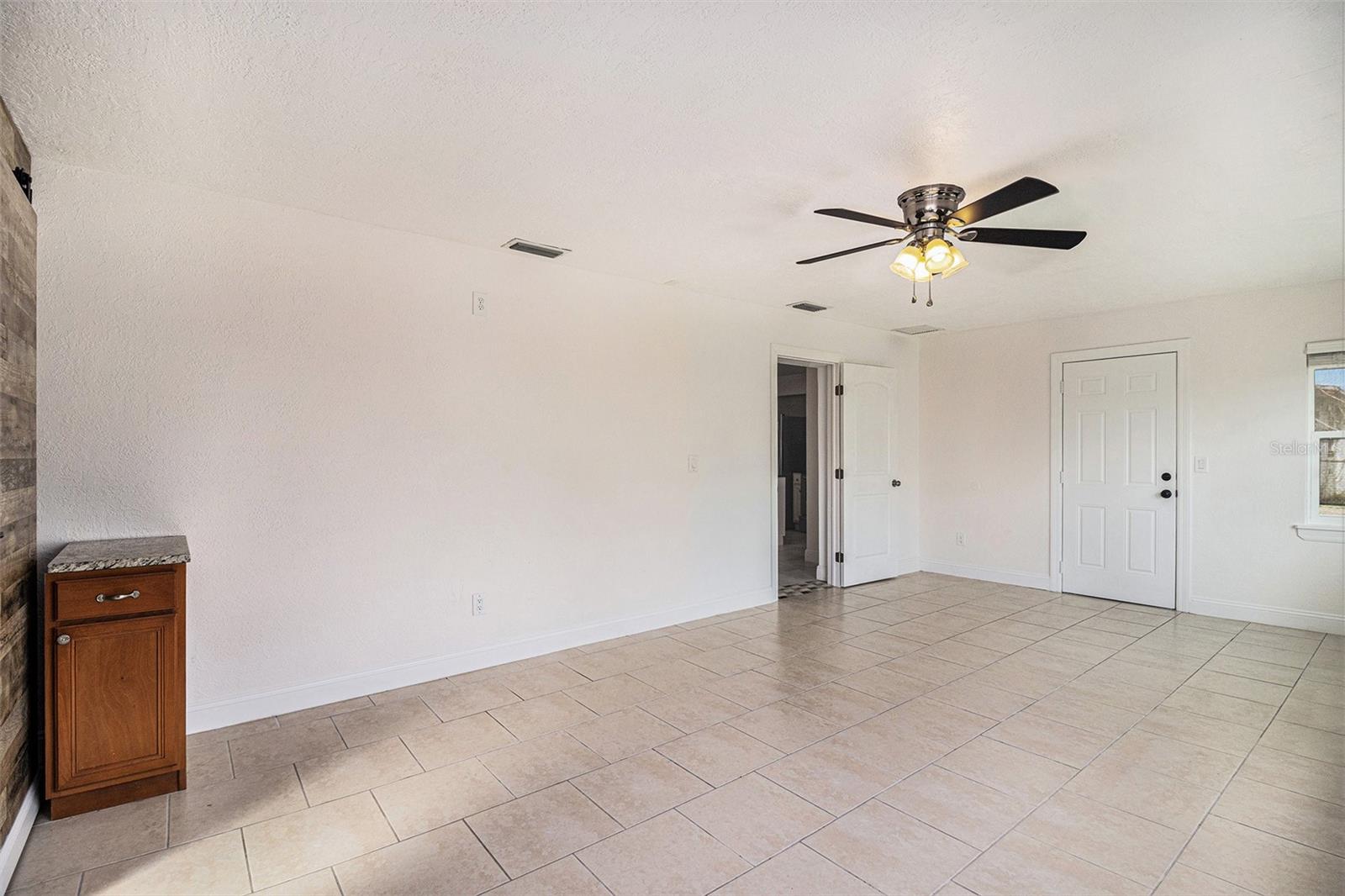 Image 15 of 19 For 581 Clarke Avenue