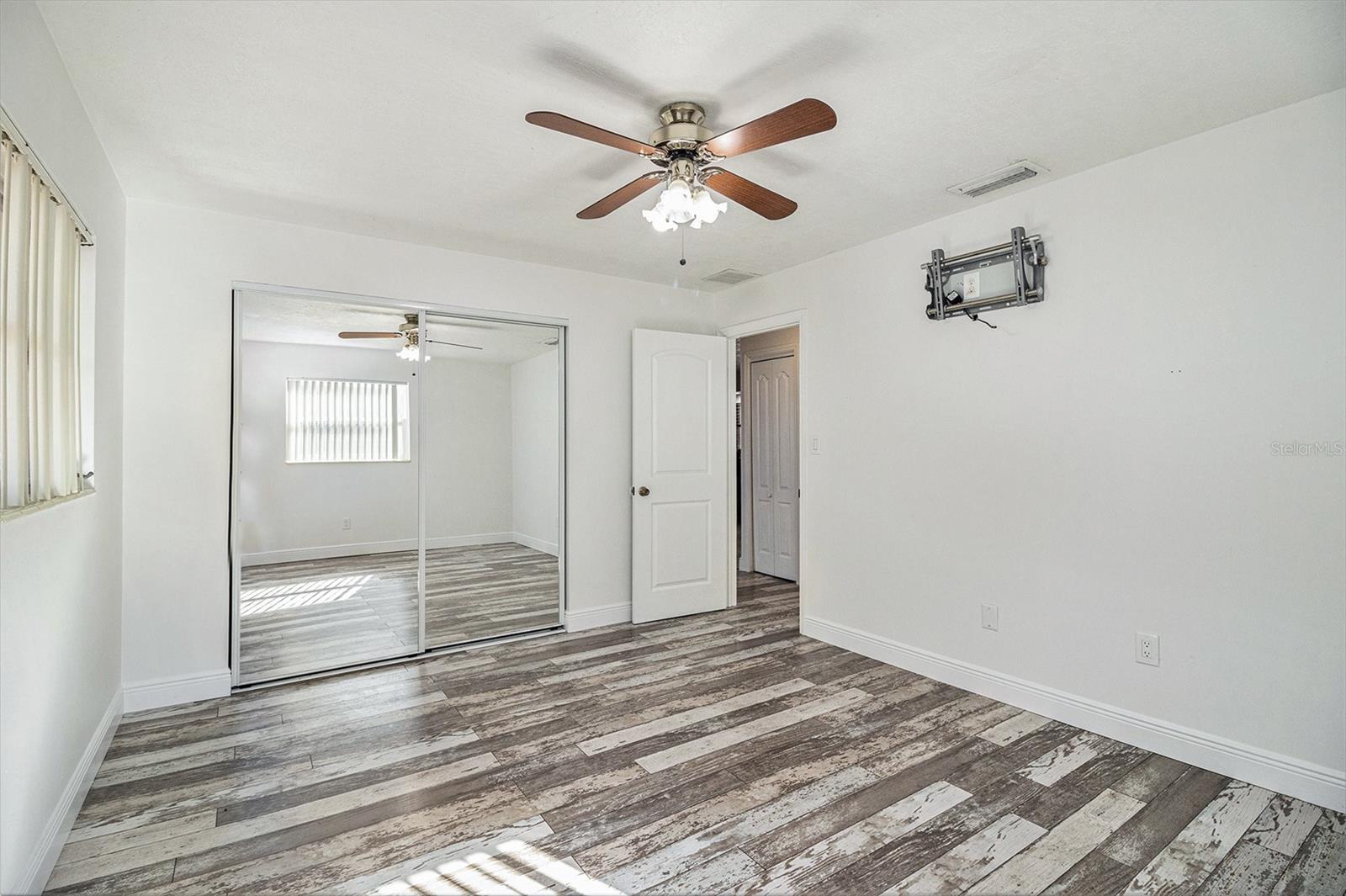 Image 9 of 19 For 581 Clarke Avenue