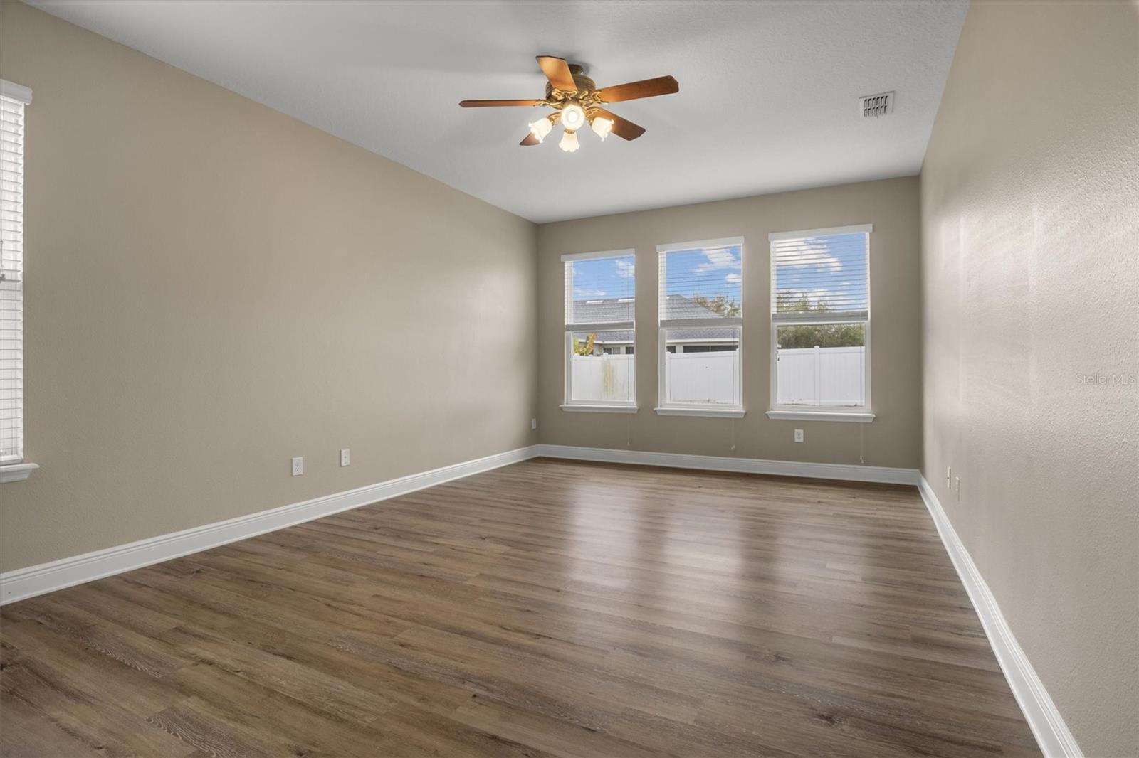 Image 26 of 53 For 452 Palastro Avenue