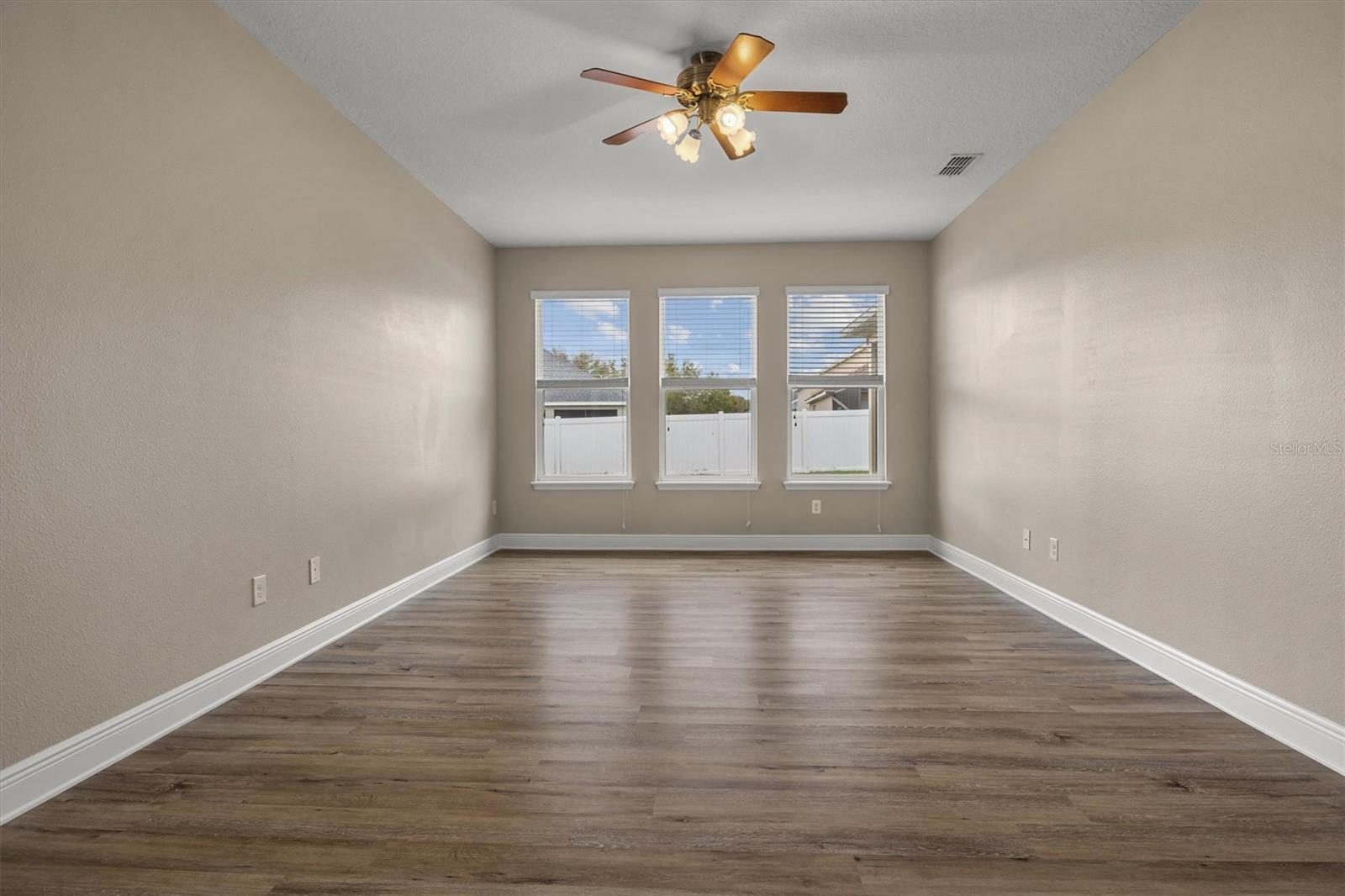 Image 28 of 53 For 452 Palastro Avenue