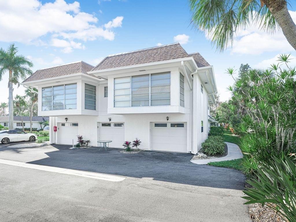 Image 11 of 49 For 549 Sutton Place T 19