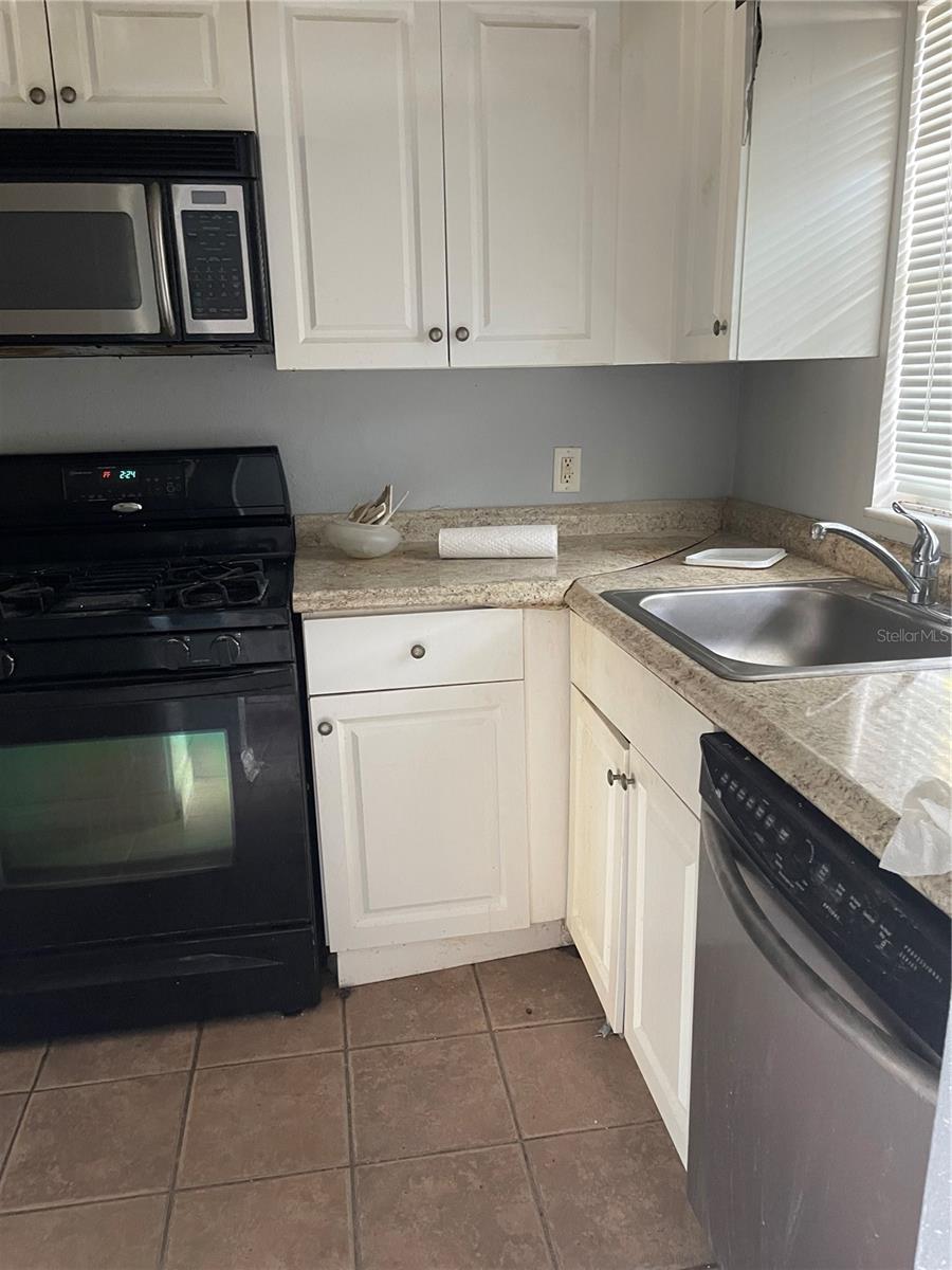 Image 6 of 19 For 100 El Camino Drive 104