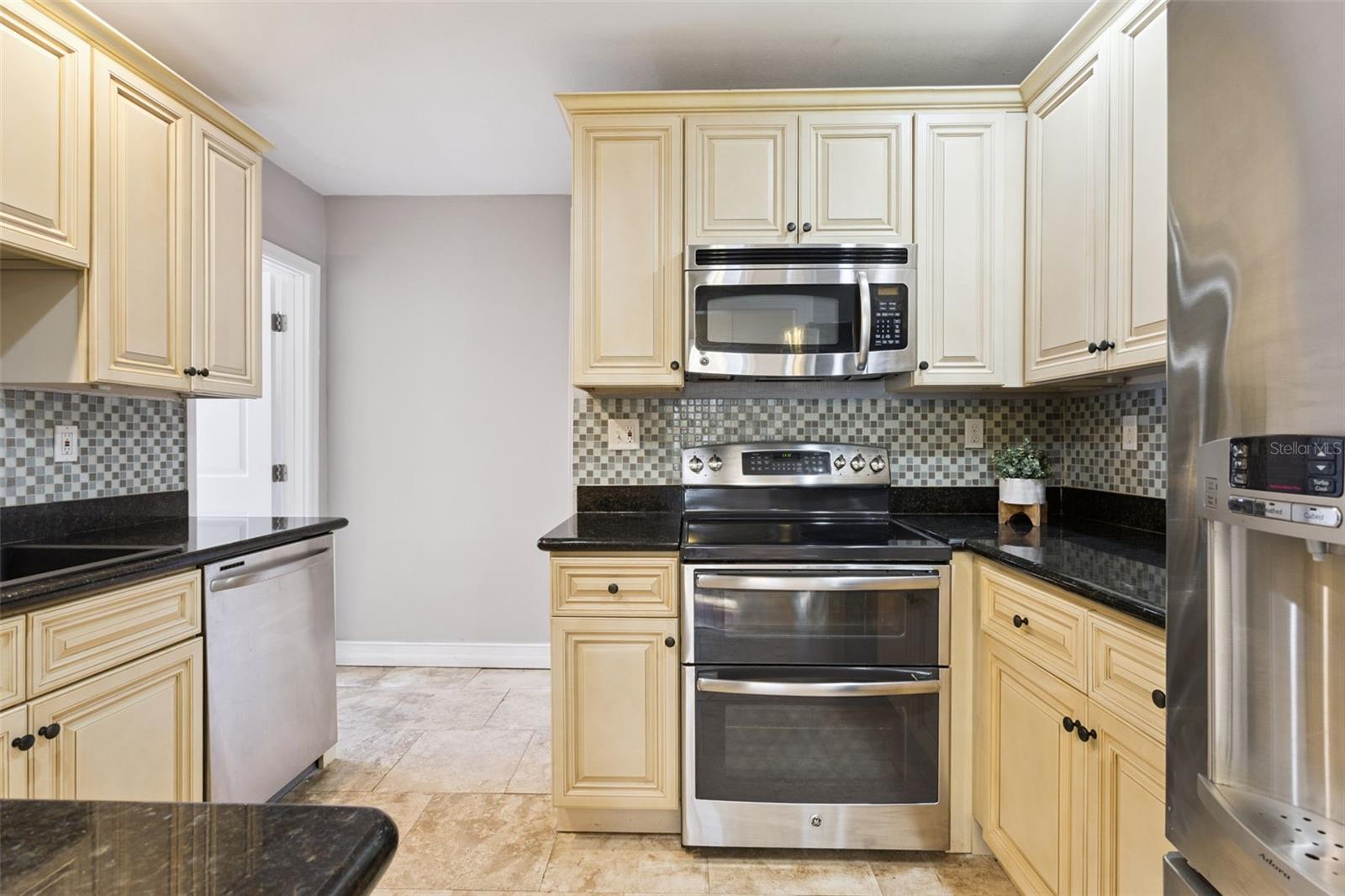 Image 10 of 36 For 844 Lakeshore Boulevard