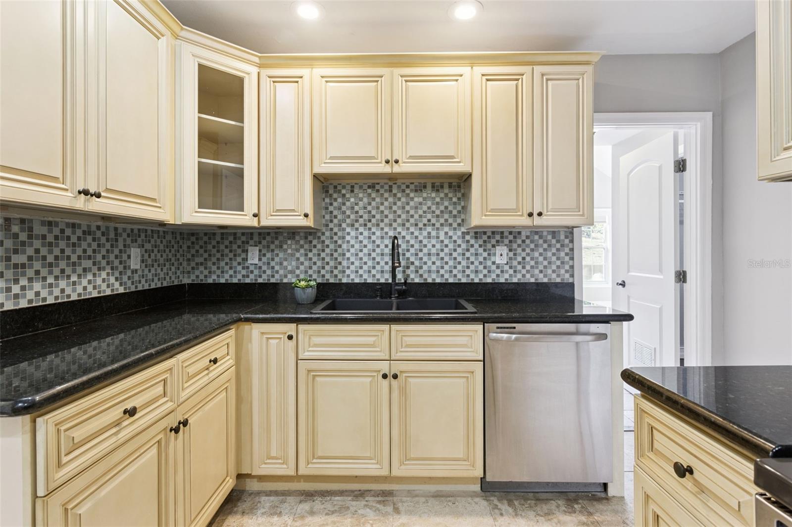 Image 11 of 36 For 844 Lakeshore Boulevard