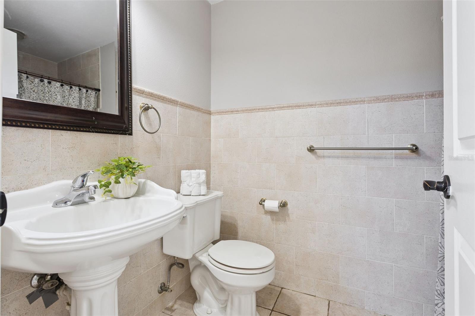 Image 17 of 36 For 844 Lakeshore Boulevard