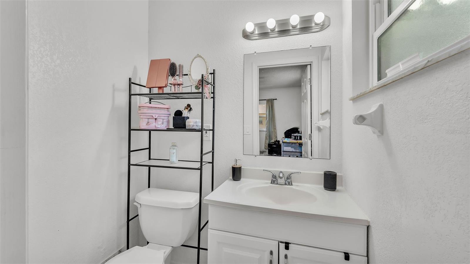 Image 19 of 39 For 815 Everett Street