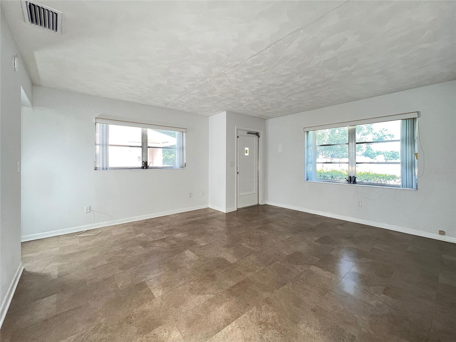 Image 3 of 17 For 696 Avenue C Se