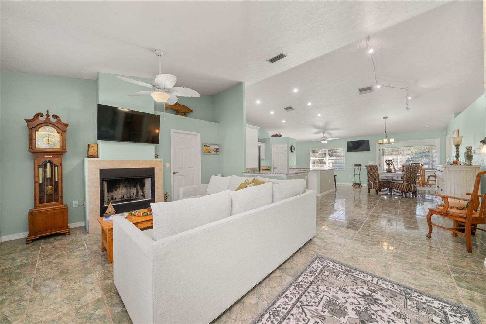 Image 24 of 62 For 101 Bougainvillea Street Ne