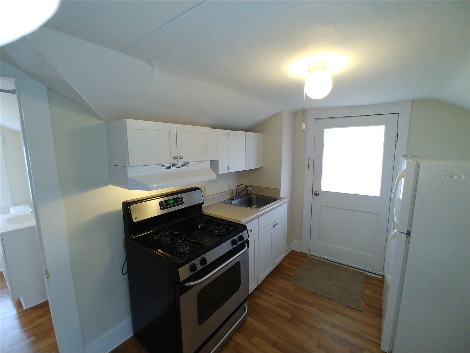 Image 29 of 43 For 423 Main Street A,b & C