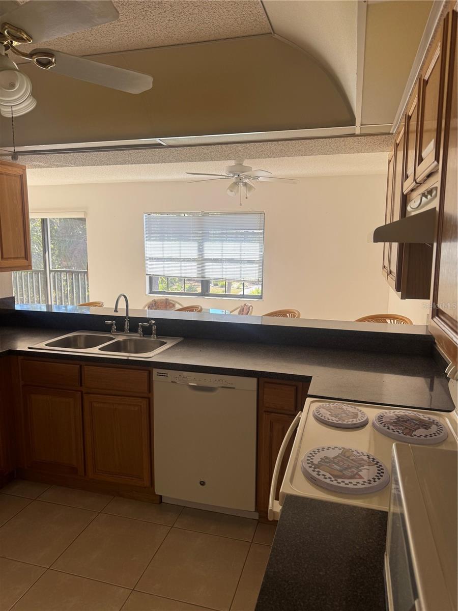 Image 11 of 50 For 23465 Harborview Road 201