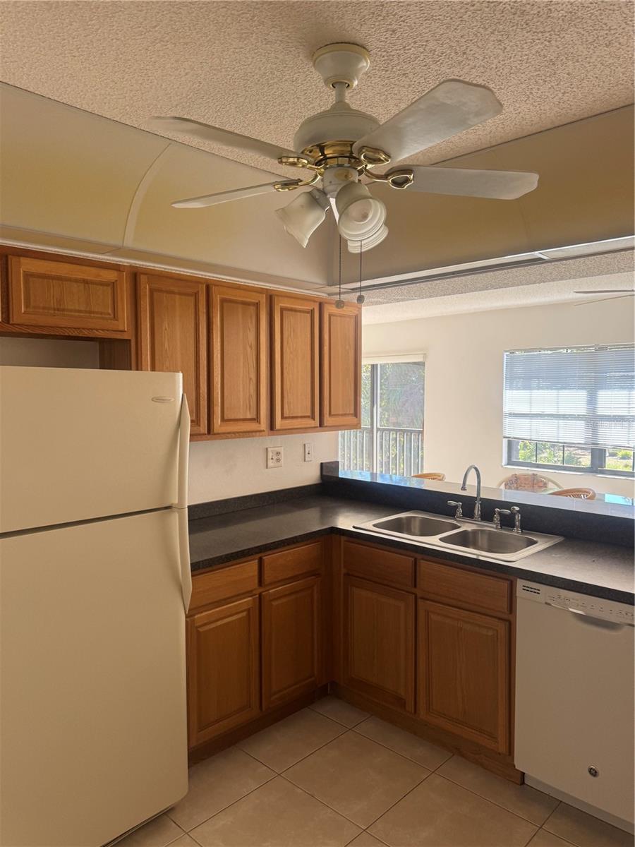 Image 8 of 50 For 23465 Harborview Road 201