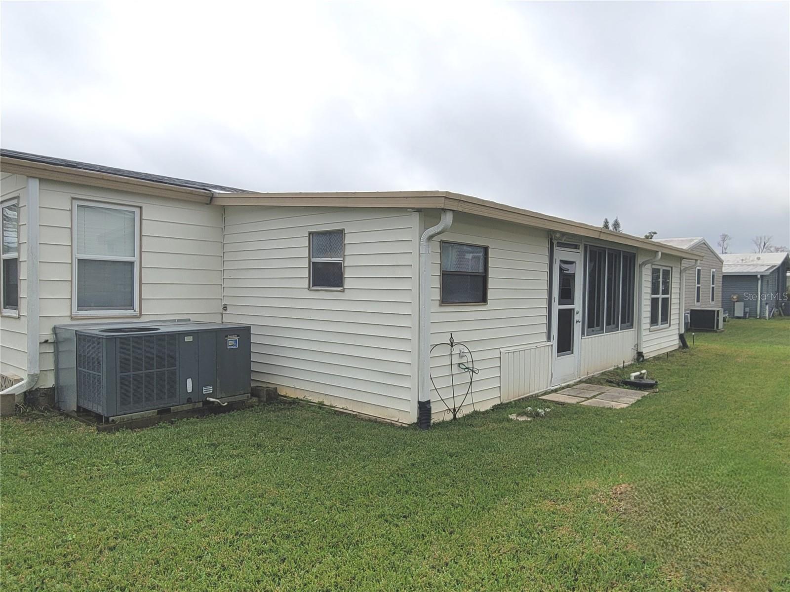 Image 6 of 100 For 298 Townbridge Drive